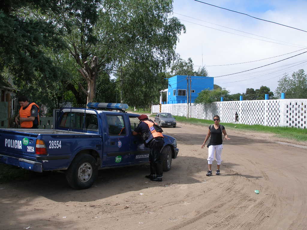 Custodia  Policial en las puertas del Corraln de la Municipalidad de Villa Gesell